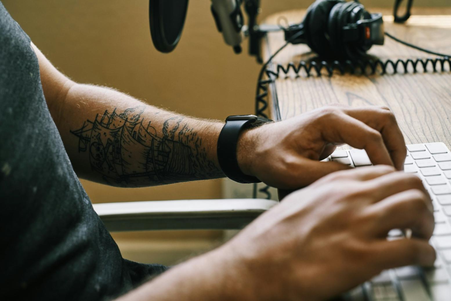 Analyse de données financières sur écran avec graphiques et tableaux de performance