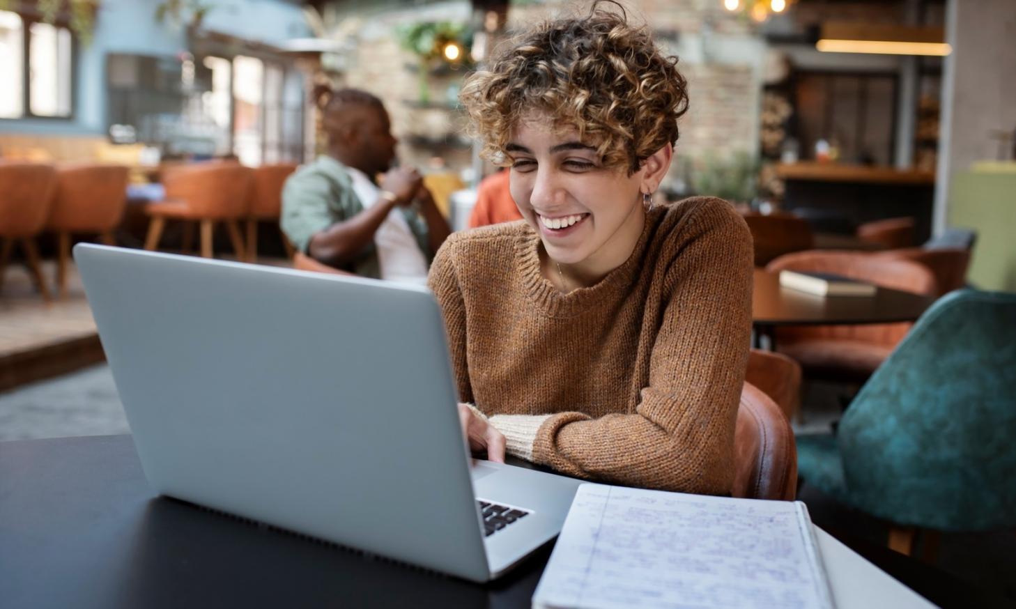 Bureau moderne avec analyses financières et graphiques d'activité